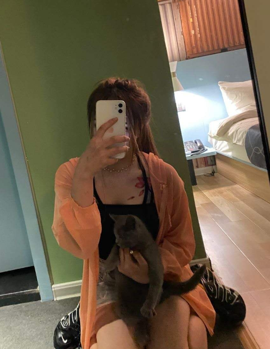 肌肤白如雪，私处粉嫩的妹子